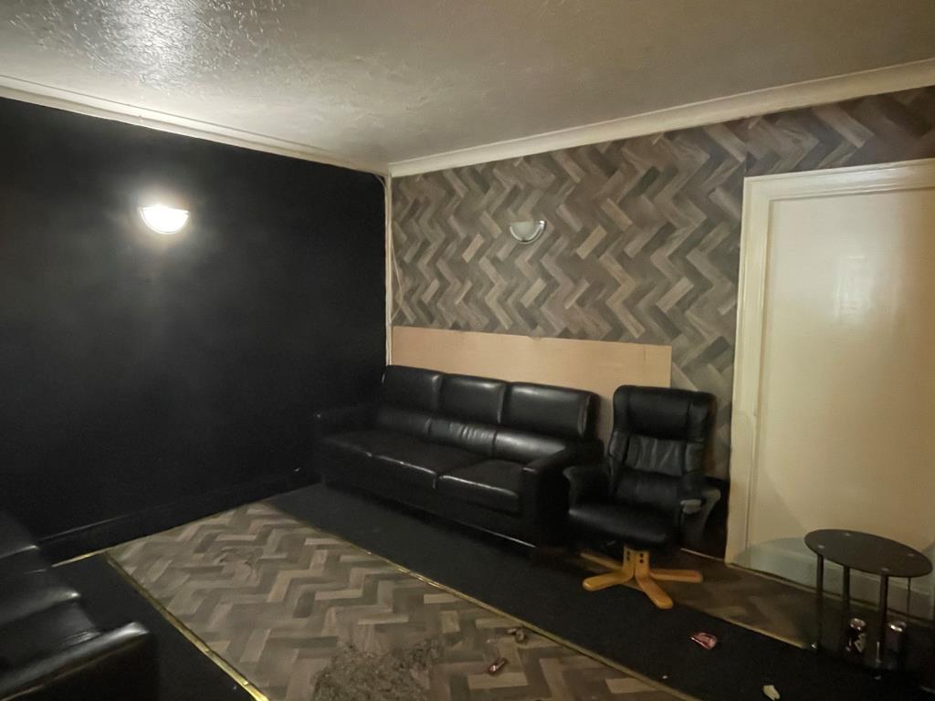 Lot: 90 - SUBSTANTIAL PROPERTY WITH POTENTIAL IN TOWN CENTRE LOCATION -